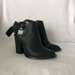 Steve Madden Madyy heel bootie